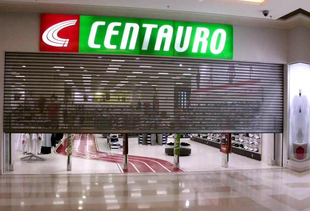 Porta de enrolar vazada tipo grade em loja de shopping